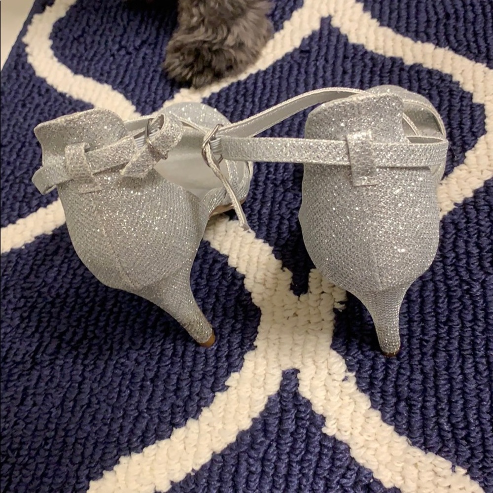 Silver Heels - Picture 3 of 6
